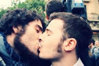 MacroBesada Gay en una Iglesia. 