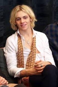 cuanto saves sobre ross lynch